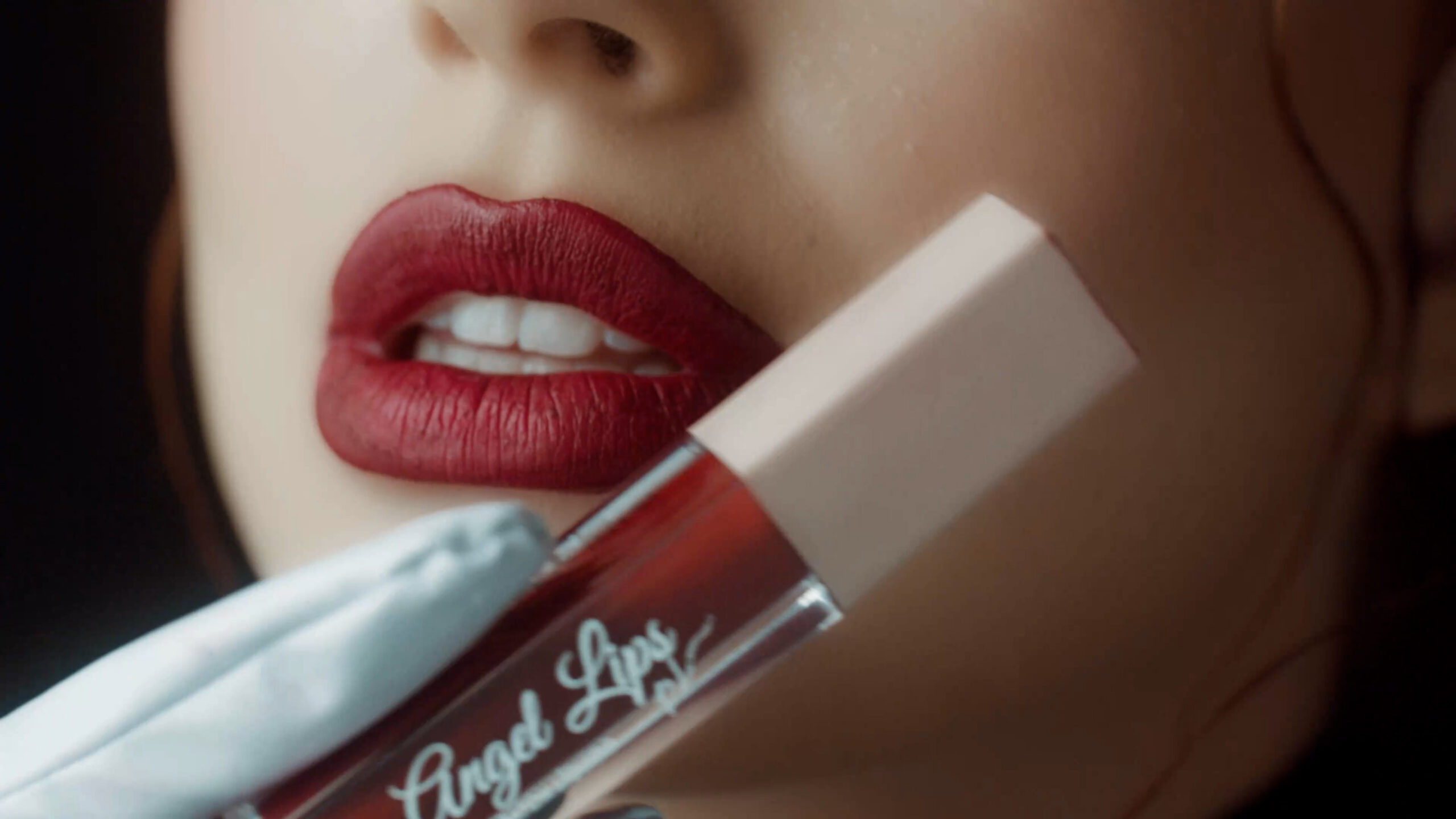 CATHARINE HILL_PRI LESSA_ANGEL LIPS E GLOSS_V04 - ALTA - V02.00_00_12_18.Still017